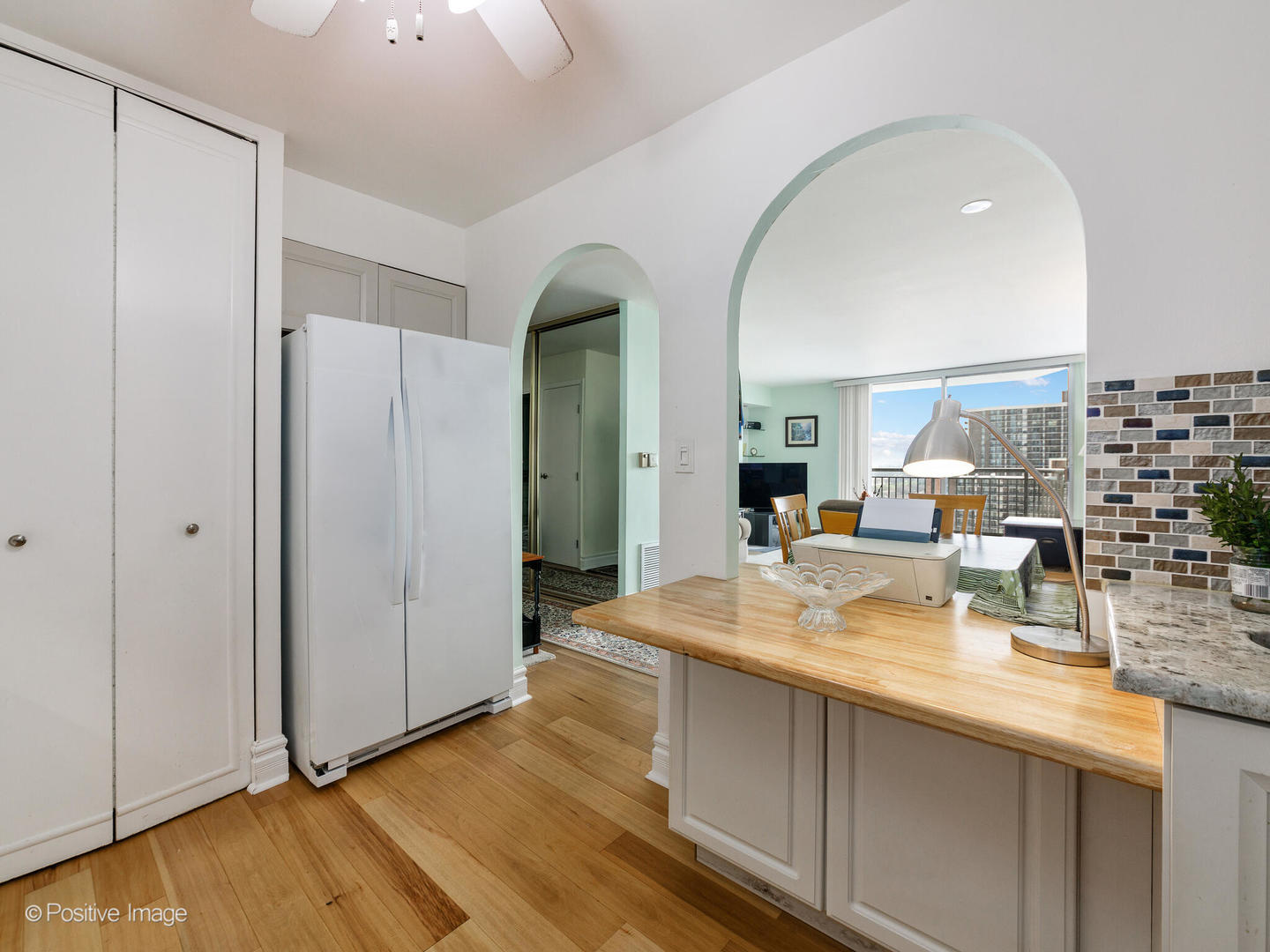 6007 North Sheridan Road, Unit 17G Chicago, IL 60660 - Photo 9 of 18 a living room with stainless steel appliances kitchen island granite countertop a refrigerator and a sink