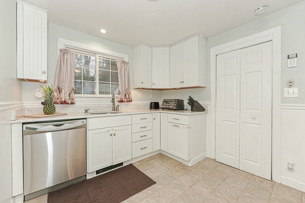 47 Prudential Road Worcester, MA 01606 - Photo 5 of 31 Gallery Image 5
