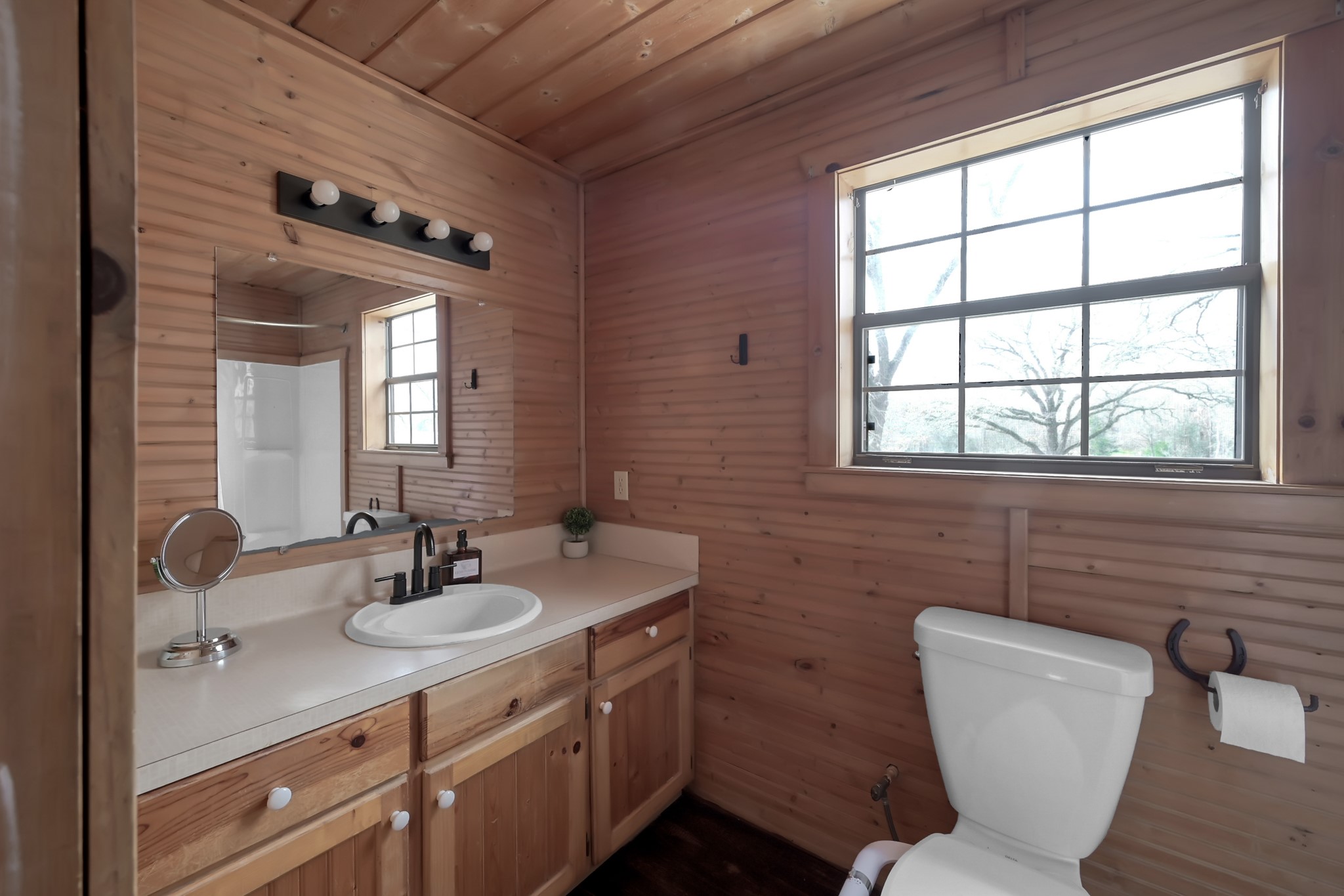 88 Julia Justice Road Huntsville, TX 77320 - Photo 21 of 37 Upstairs bathroom
