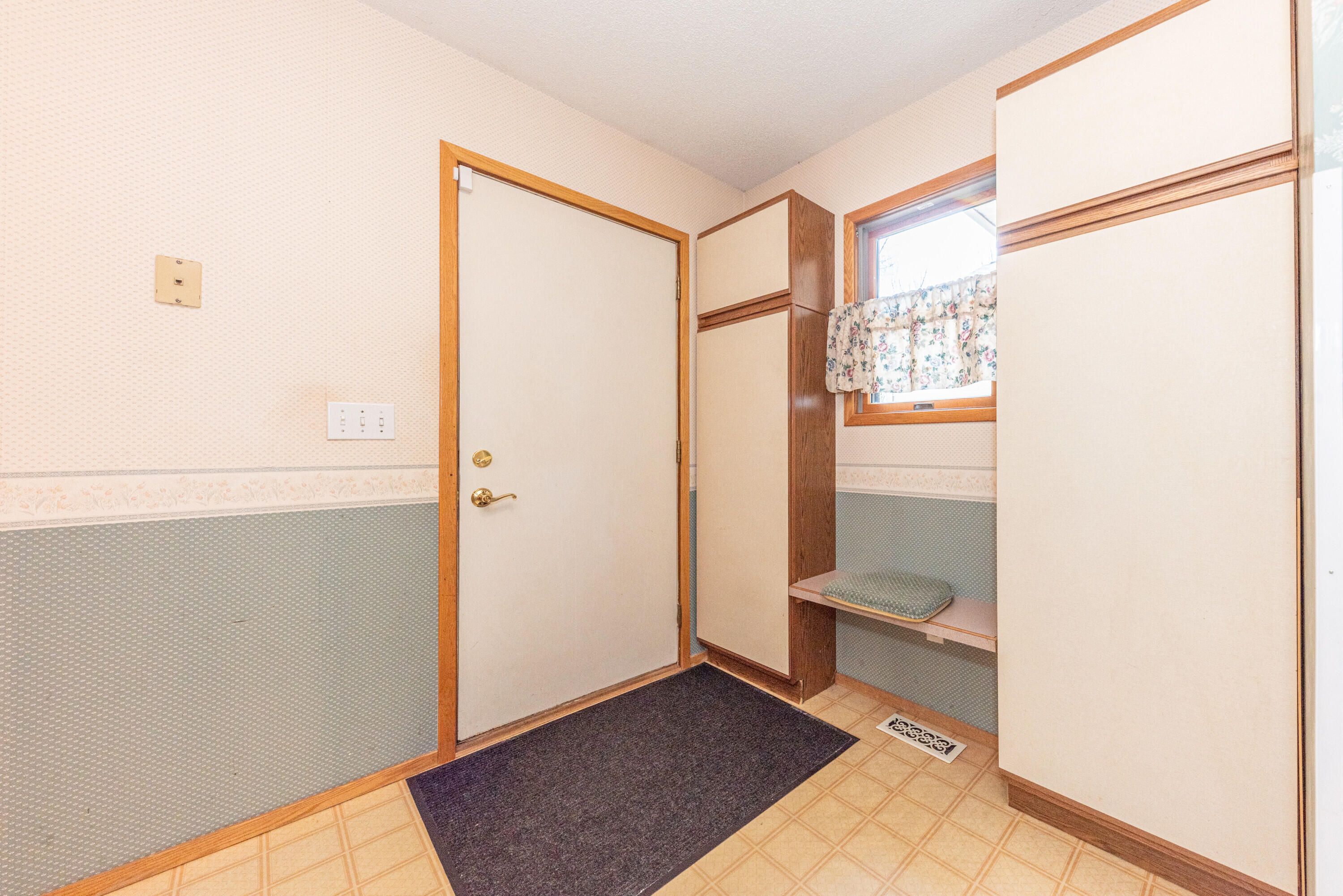 9138 Warner Road Saline, MI 48176 - Photo 34 of 56 34 Garage entry 1