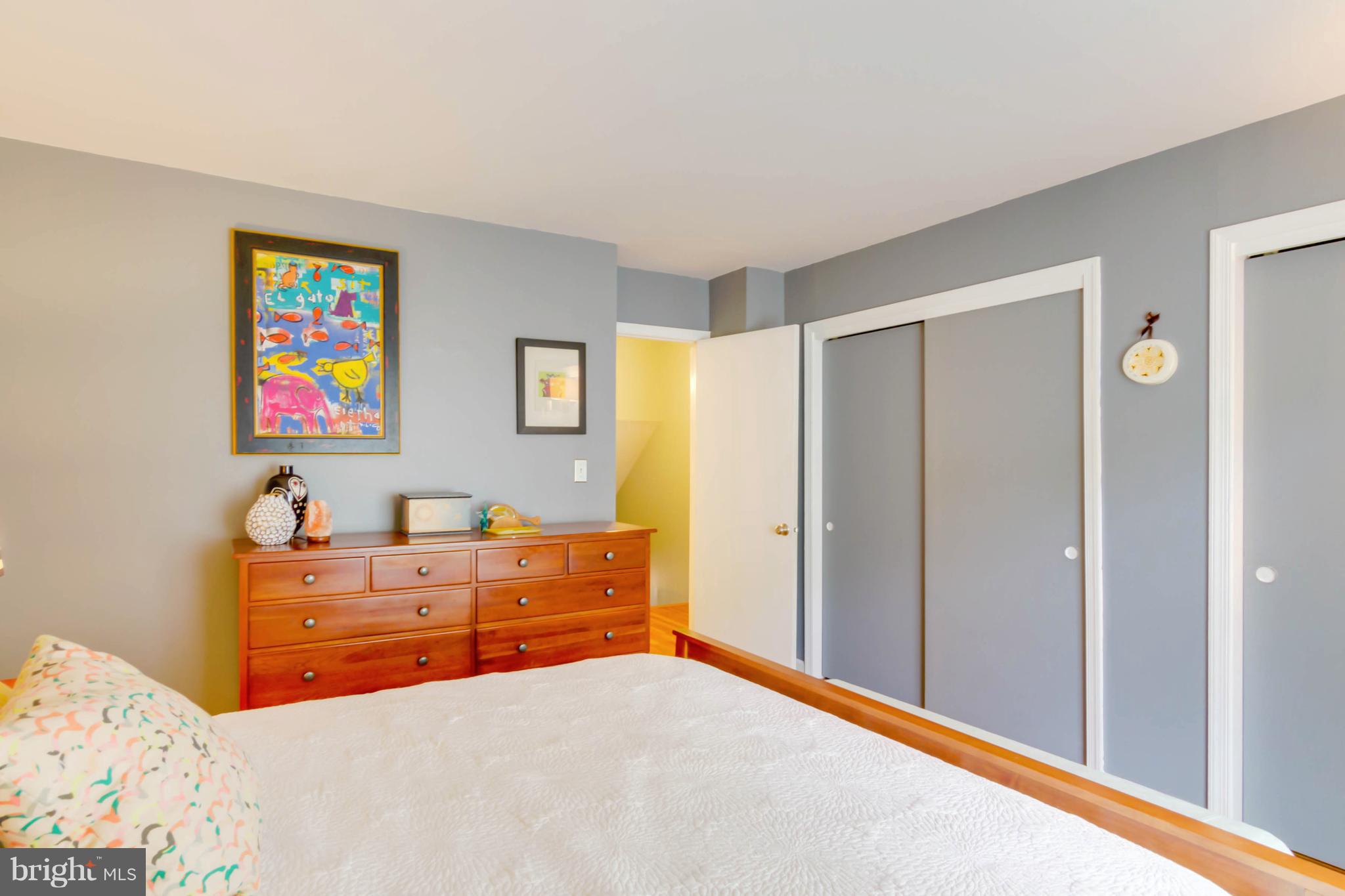 8317 Kingsgate Road, Unit 517 Springfield, VA 22152 - Photo 20 of 30 a bed room with a bed and a dresser