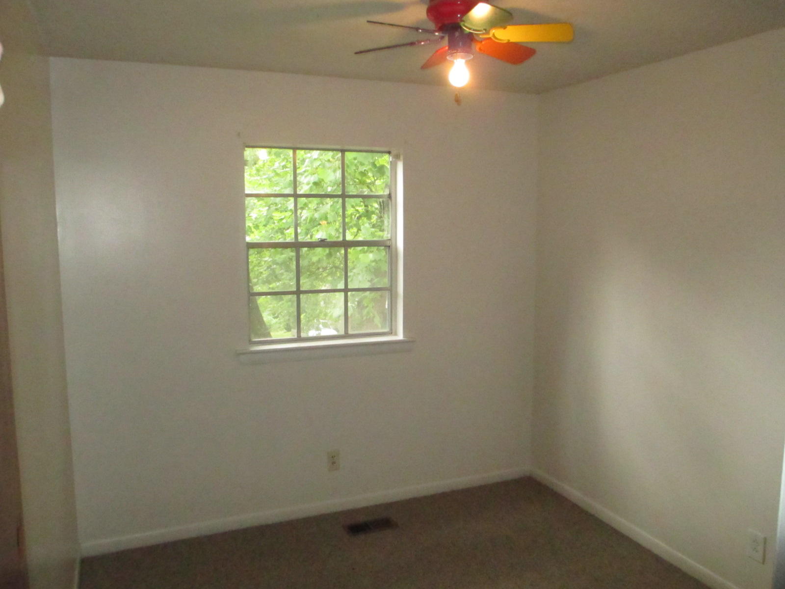 8921 Drake Parkway Road Chattanooga, TN 37416 - Photo 8 of 10 3rd Bedroom