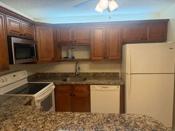 $2,000 | 211 Pine High Occupancy Vehicle Circle, Unit D2, Greenacres, FL 33463