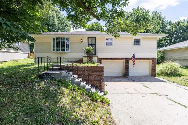 $269,900 | 2209 North Leonard Road, St. Joseph, MO 64506