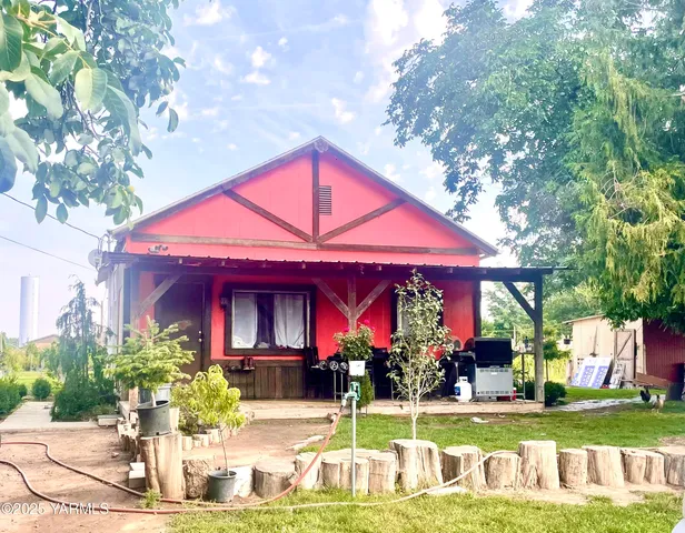 a front view of house with yard