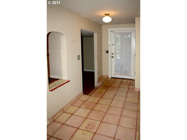 1706 Southwest Troy Street Portland, OR 97219 - Photo 3 of 16 Entrance/Foyer