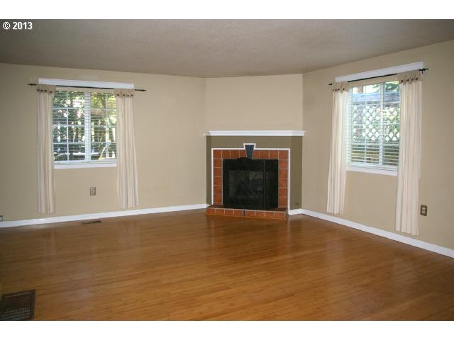 1706 Southwest Troy Street Portland, OR 97219 - Photo 4 of 16 Living Room