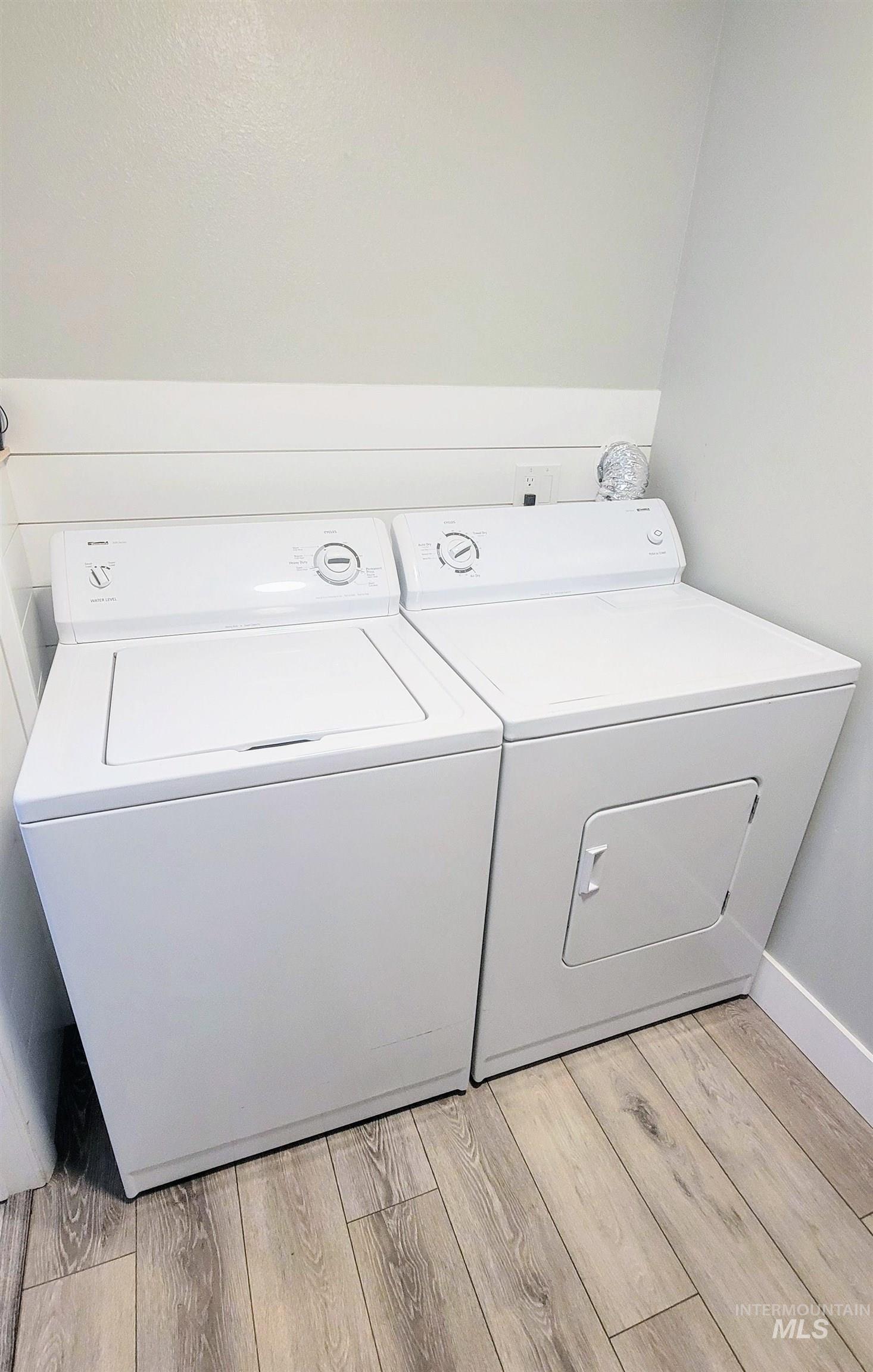814 Baker Street Boise, ID 83706 - Photo 25 of 26 Dedicated laundry area with a top-load washing machine and front-load dryer