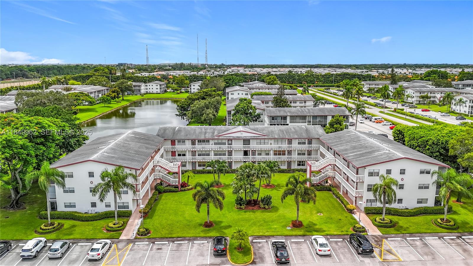 618 Fanshaw O, Unit 618 Boca Raton, FL 33434 - Photo 1 of 40 an aerial view of a house with a garden