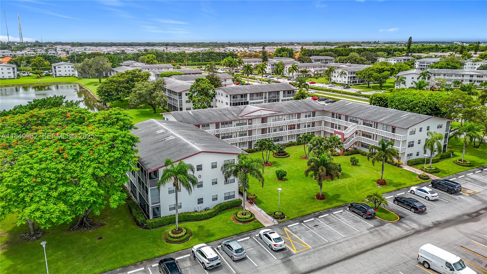 618 Fanshaw O, Unit 618 Boca Raton, FL 33434 - Photo 37 of 40 an aerial view of a house with a garden