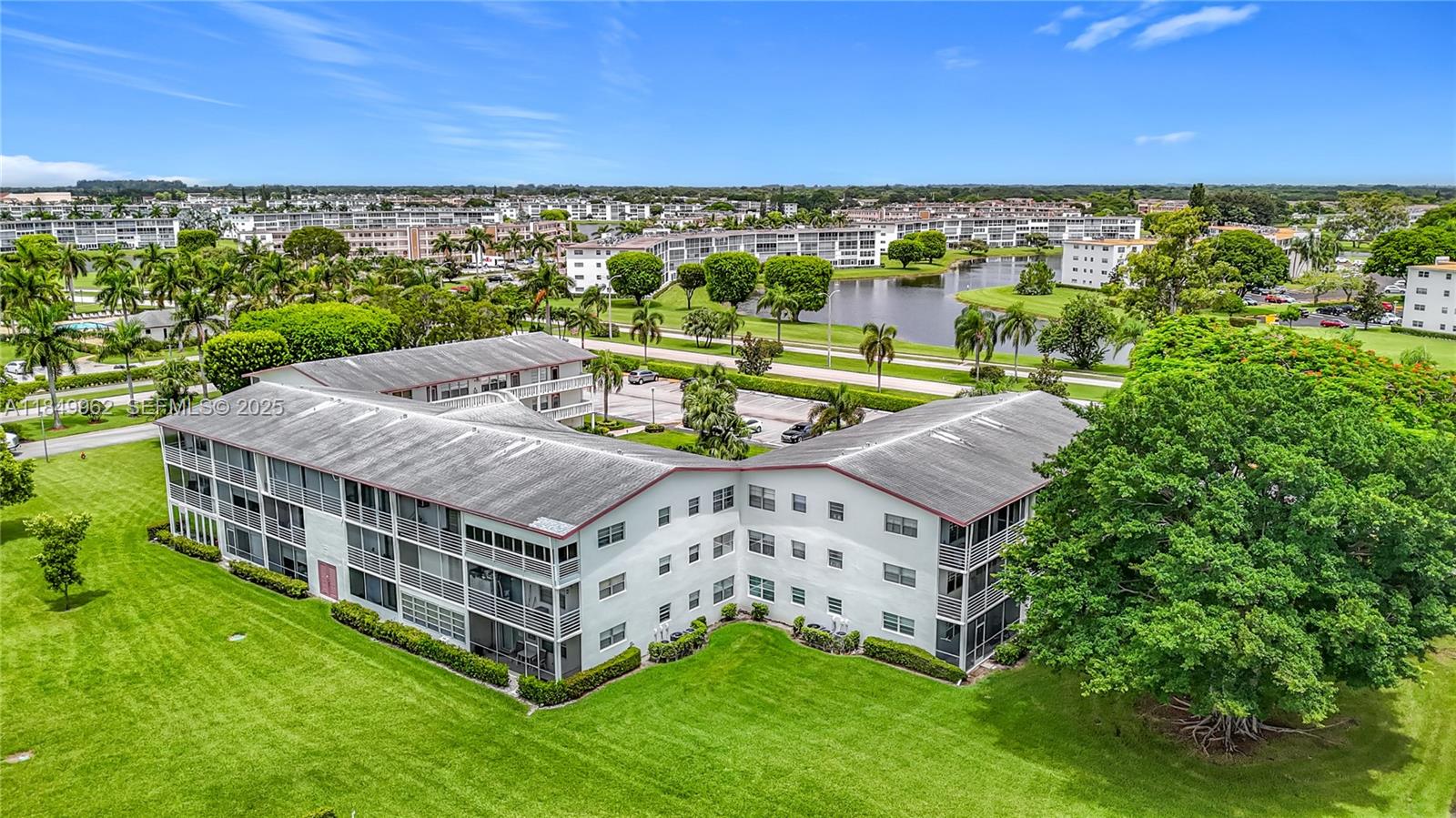 618 Fanshaw O, Unit 618 Boca Raton, FL 33434 - Photo 38 of 40 an aerial view of a house with a garden