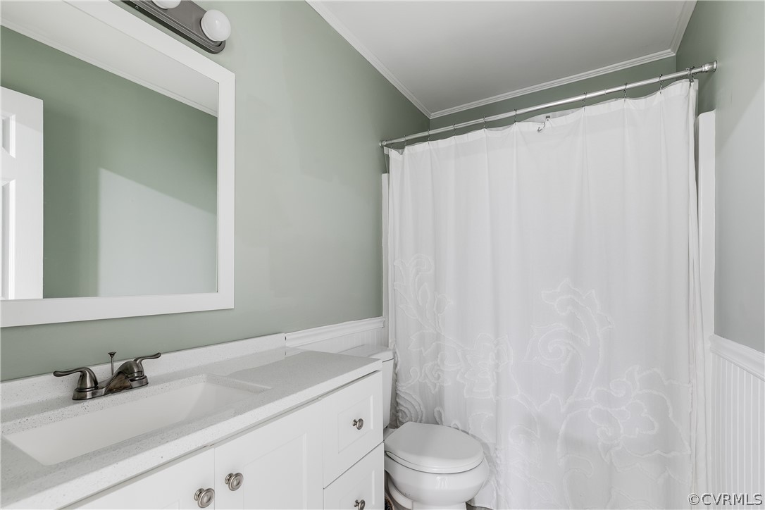 5615 Chatmoss Road Midlothian, VA 23112 - Photo 21 of 41 a bathroom with a sink and a mirror