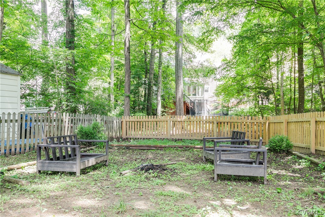 5615 Chatmoss Road Midlothian, VA 23112 - Photo 34 of 41 a garden view with a sitting space