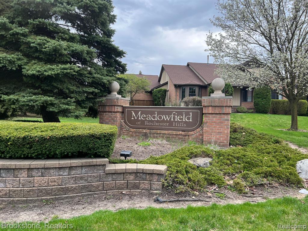 376 Meadow Bridge Drive Rochester Hills, MI 48307 - Photo 2 of 38