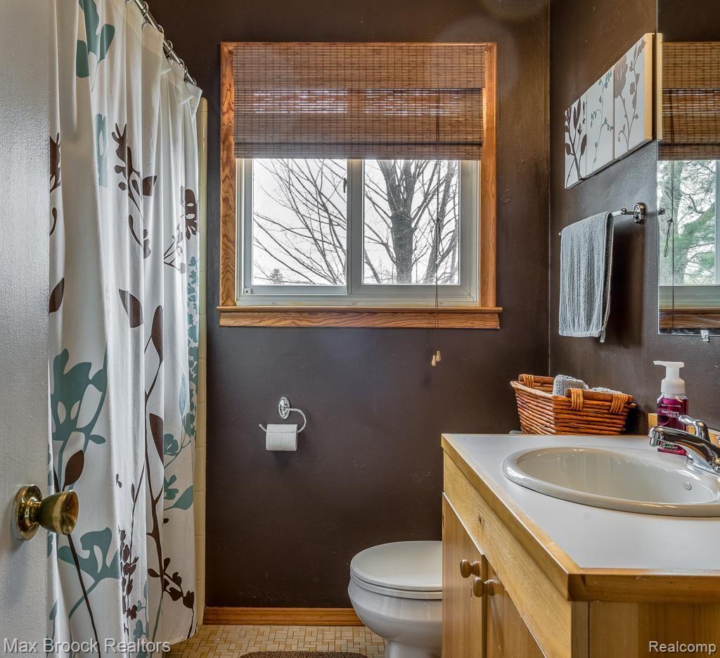 112 Clarkston Road Clarkston, MI 48346 - Photo 12 of 25 Main Floor Bathroom