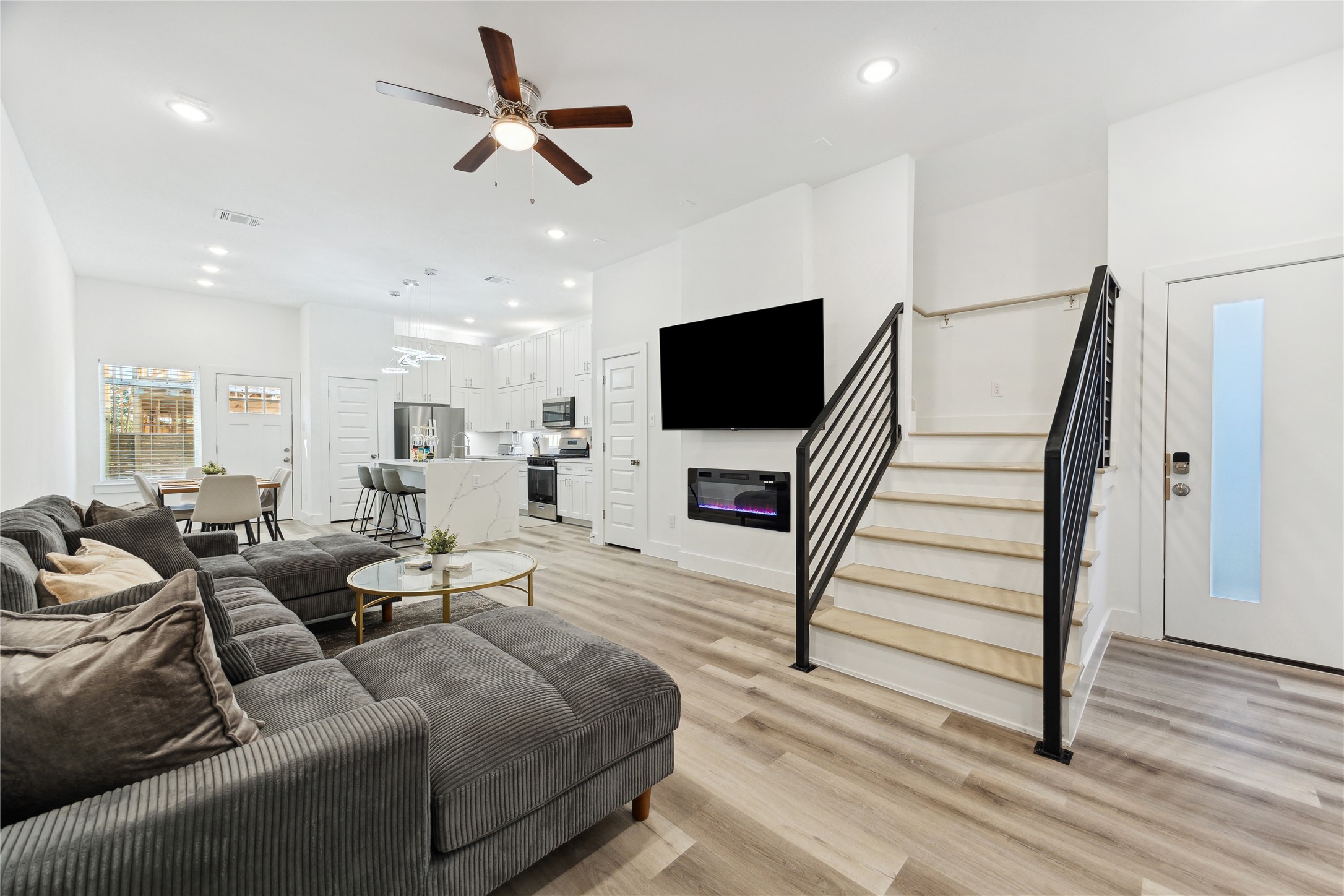 3828 Noah Street, Unit B Houston, TX 77021 - Photo 2 of 10 a living room with furniture and a flat screen tv