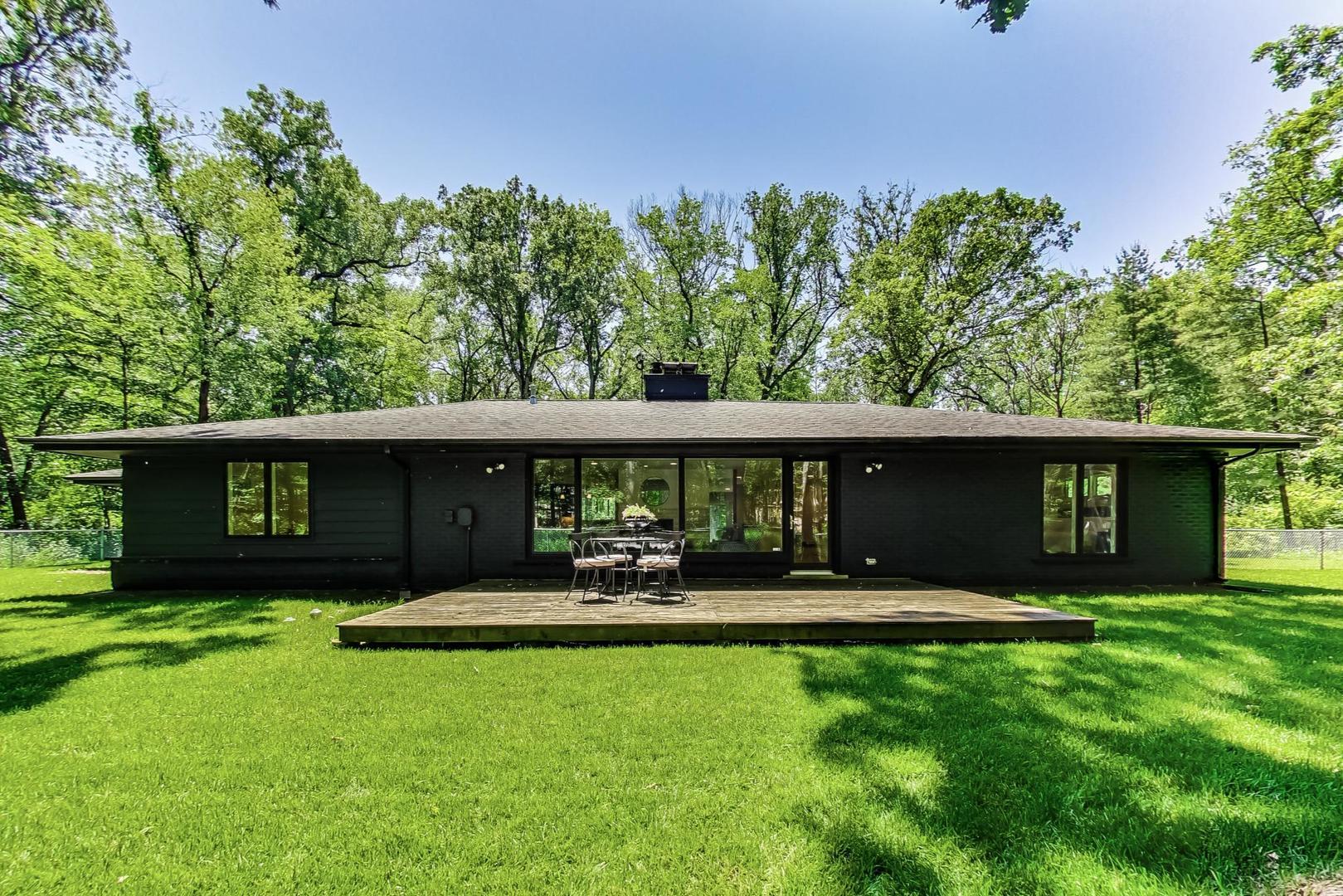 3060 Orange Brace Road Riverwoods, IL 60015 - Photo 36 of 36 a front view of a house with garden