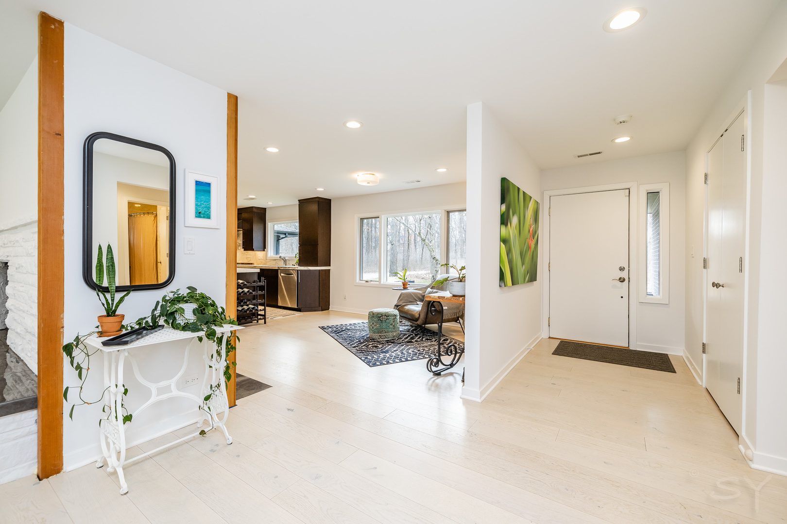 3060 Orange Brace Road Riverwoods, IL 60015 - Photo 4 of 36 a view of a livingroom with furniture and a bathroom