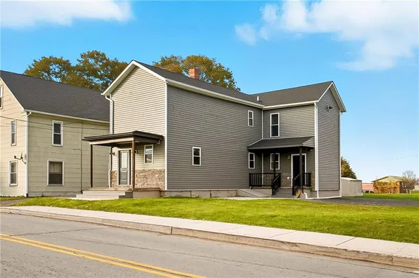 a view of a house with a backyard