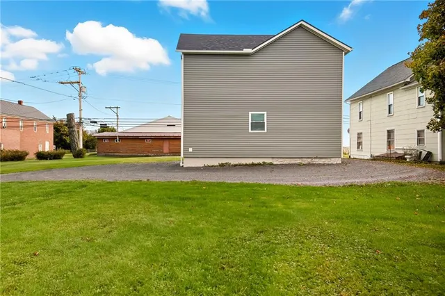 a view of a house with backyard