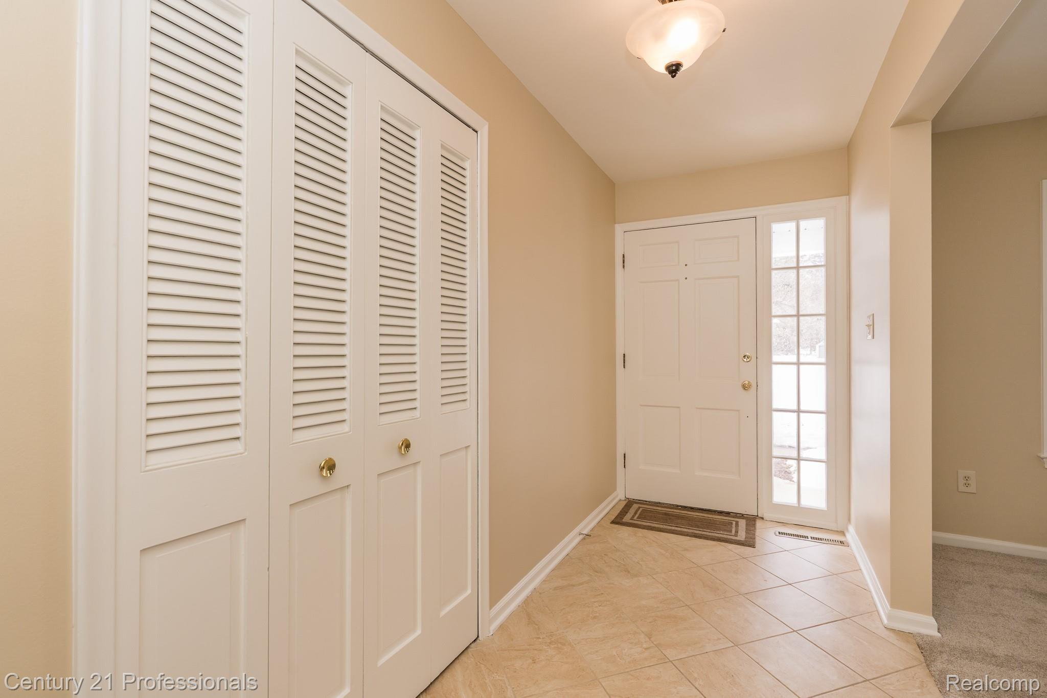 1655 Kingsmere Circle Rochester, MI 48309 - Photo 22 of 34 Foyer and front door
