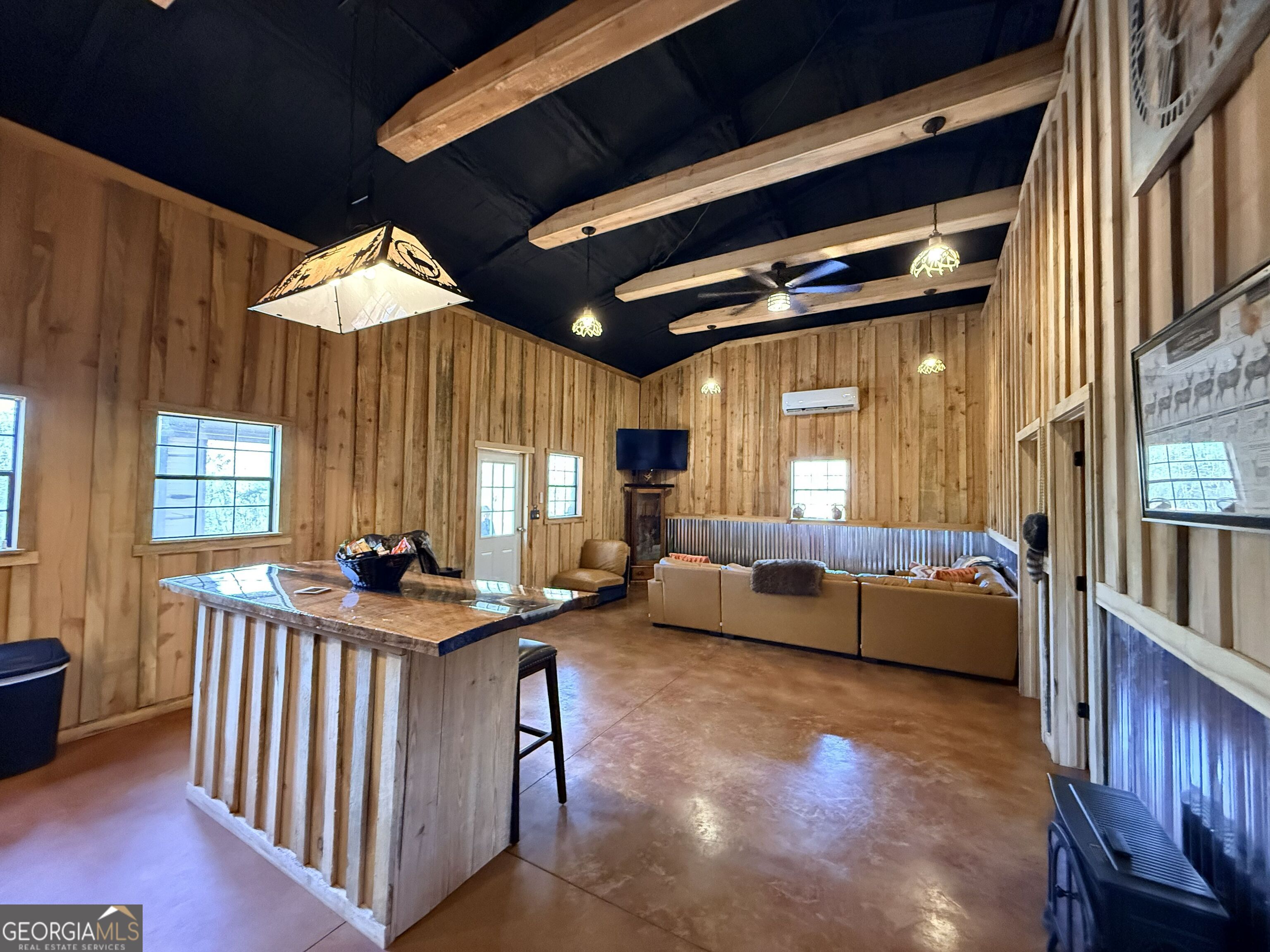 301 Beaver Dam Road Toomsboro, GA 31090 - Photo 14 of 99 a livingroom with furniture and a window