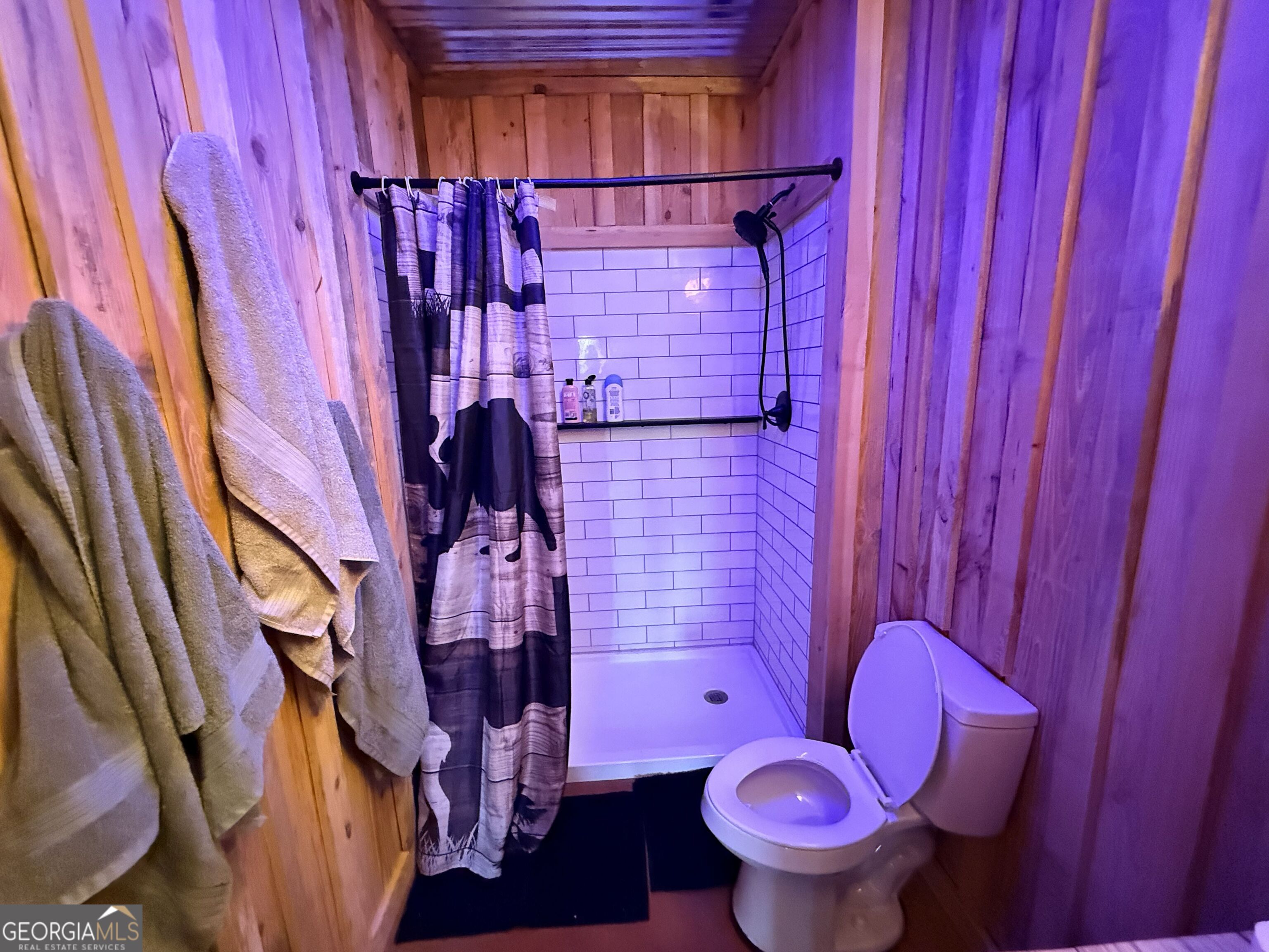 301 Beaver Dam Road Toomsboro, GA 31090 - Photo 30 of 99 a bathroom with a toilet and a shower curtain