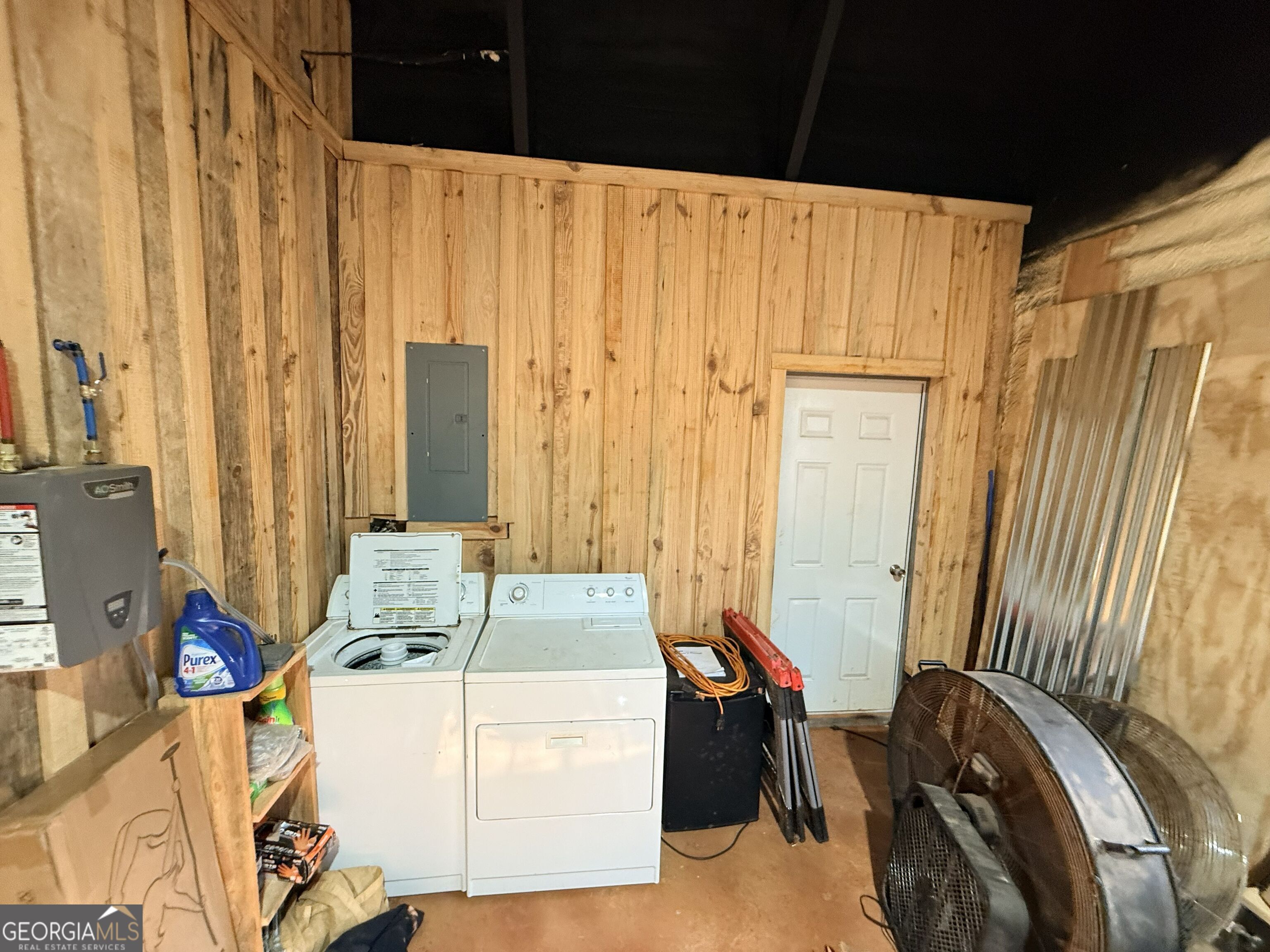 301 Beaver Dam Road Toomsboro, GA 31090 - Photo 45 of 99 a bed room with a bed and a table