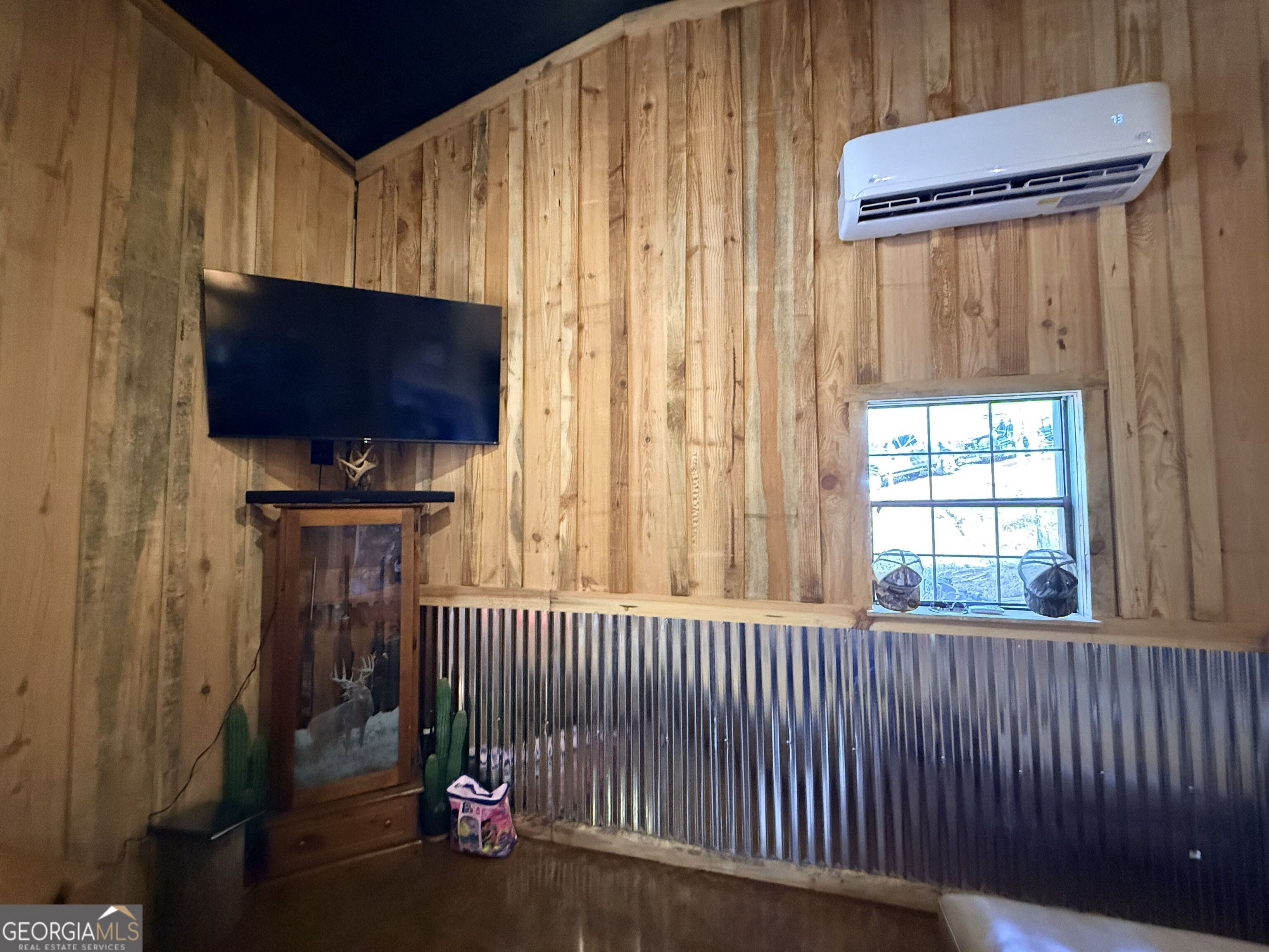 301 Beaver Dam Road Toomsboro, GA 31090 - Photo 47 of 99 a view of a room with wooden floor and a window