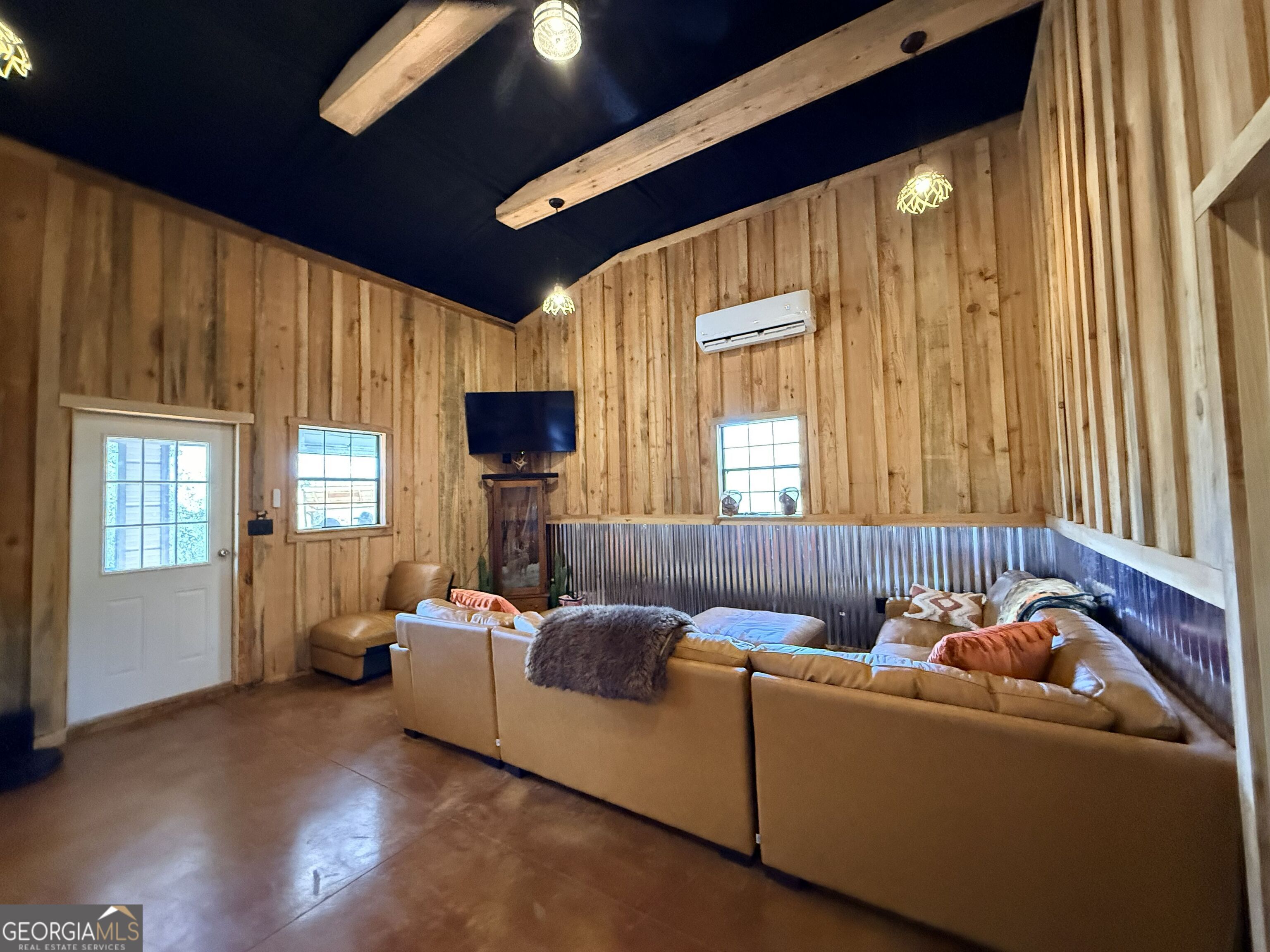 301 Beaver Dam Road Toomsboro, GA 31090 - Photo 10 of 99 a living room with furniture and a window