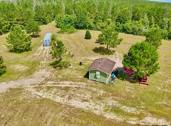 a view of a back yard