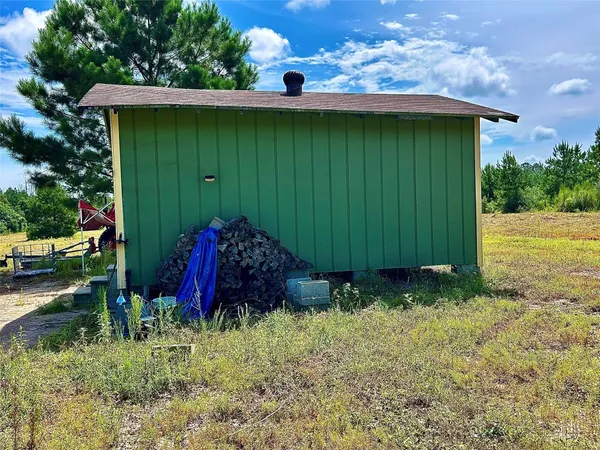 a view of a barn in the middle of a yard