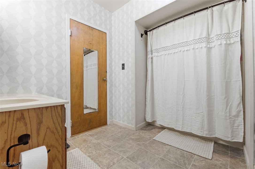 1101 47th Street Vienna, WV 26105 - Photo 24 of 40 Tub with shower