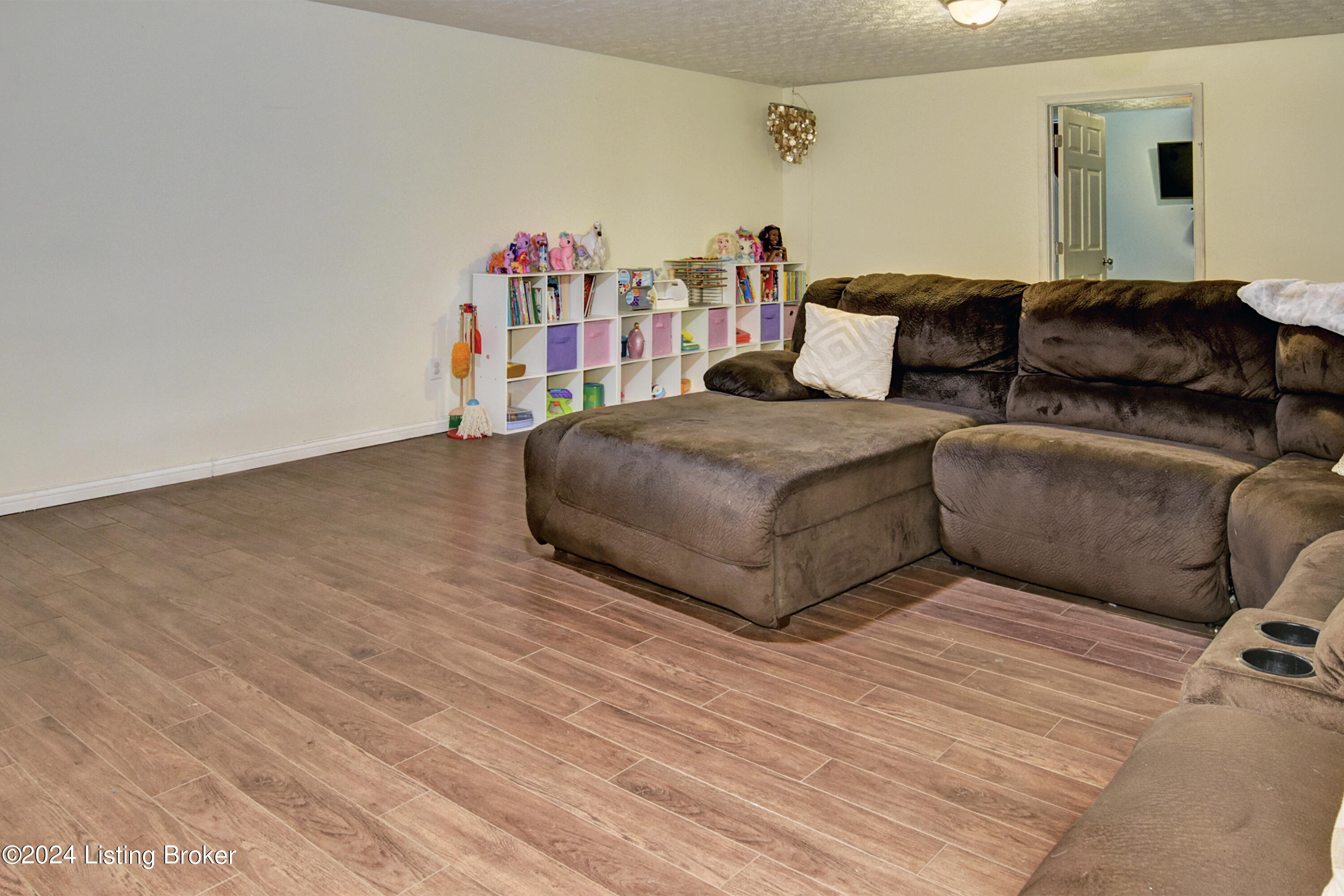 9831 Brooks Bend Road Louisville, KY 40258 - Photo 6 of 31 _DSC0792_4_5