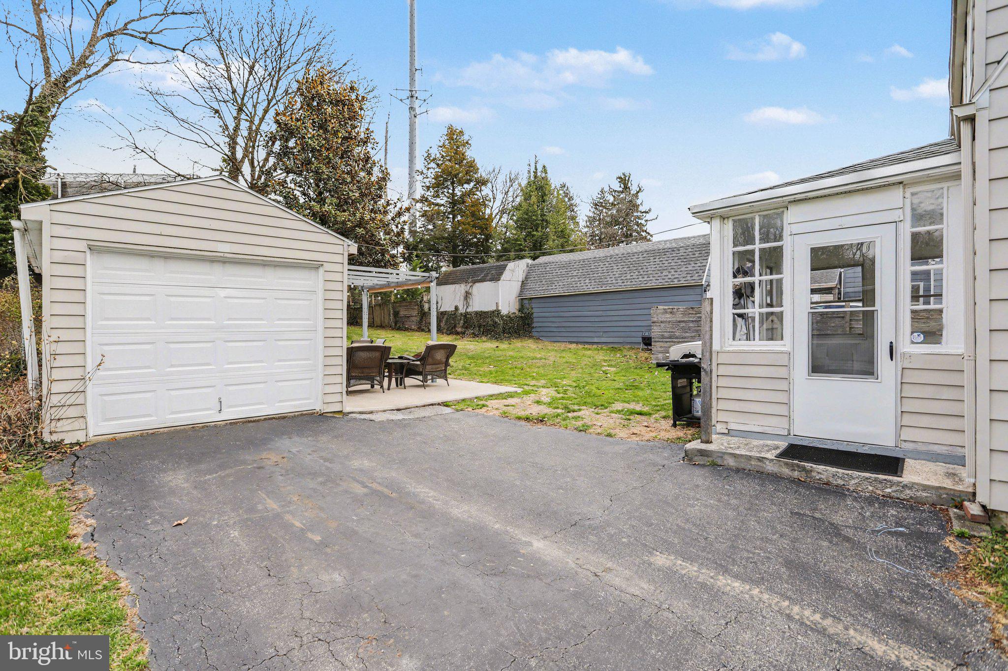 524 Hillcrest Road York, PA 17403 - Photo 22 of 26 Garage
