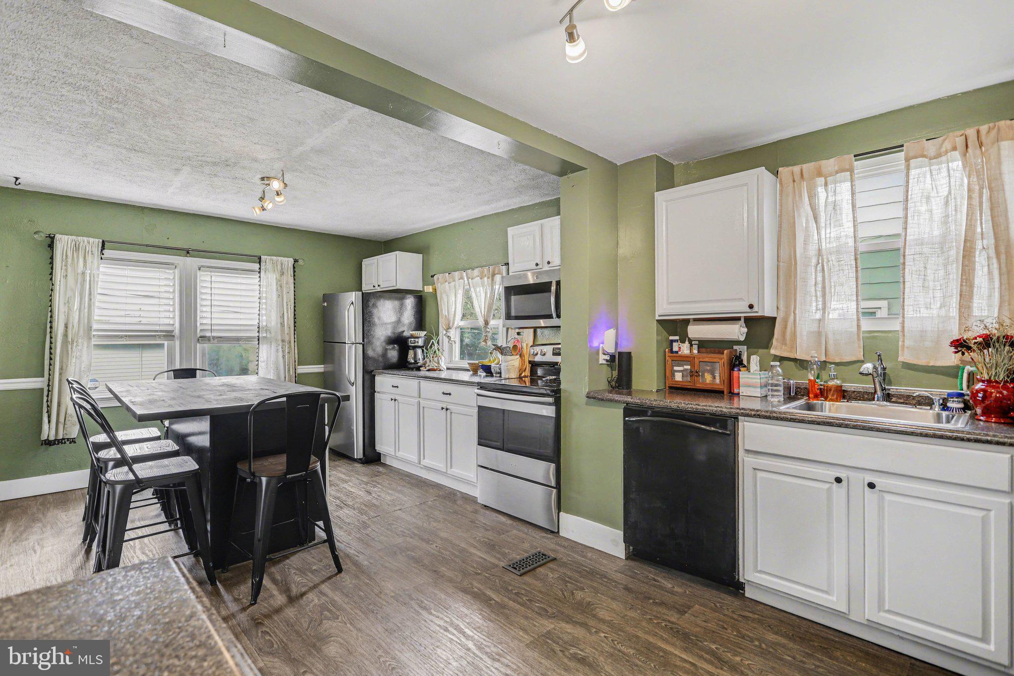 524 Hillcrest Road York, PA 17403 - Photo 7 of 26 Kitchen