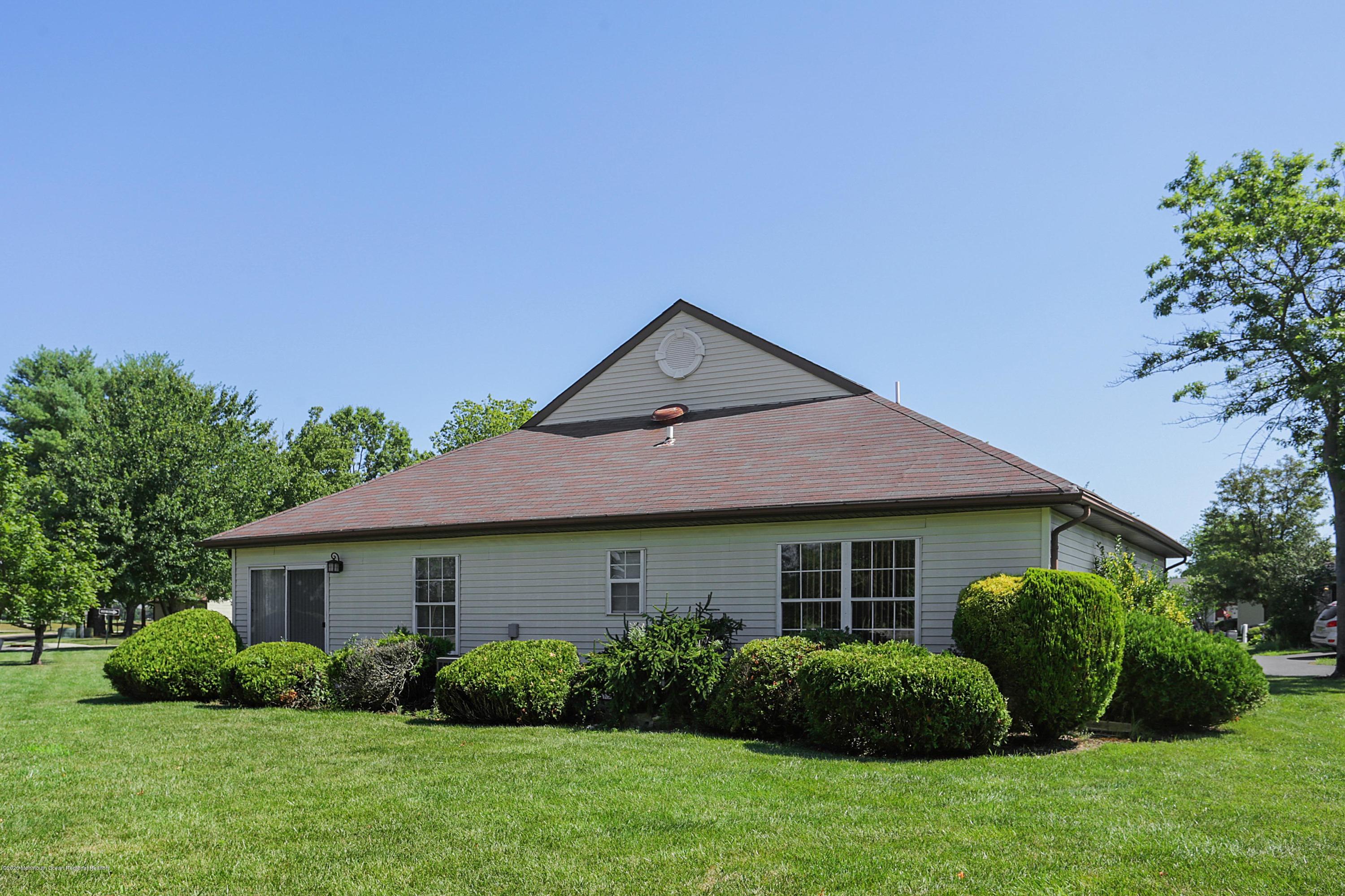 4 Carnaby Close Freehold, NJ 07728 - Photo 23 of 25 IMG_0585_6_7_8_9