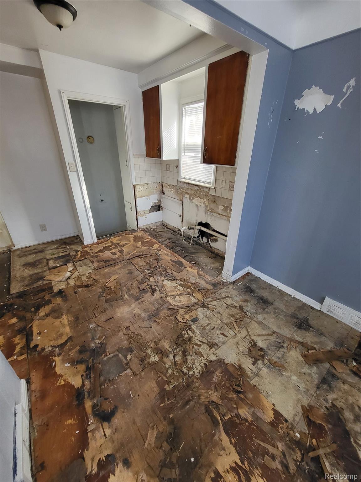 19043 Moross Road Detroit, MI 48224 - Photo 5 of 9 20220128_112224.jpg
