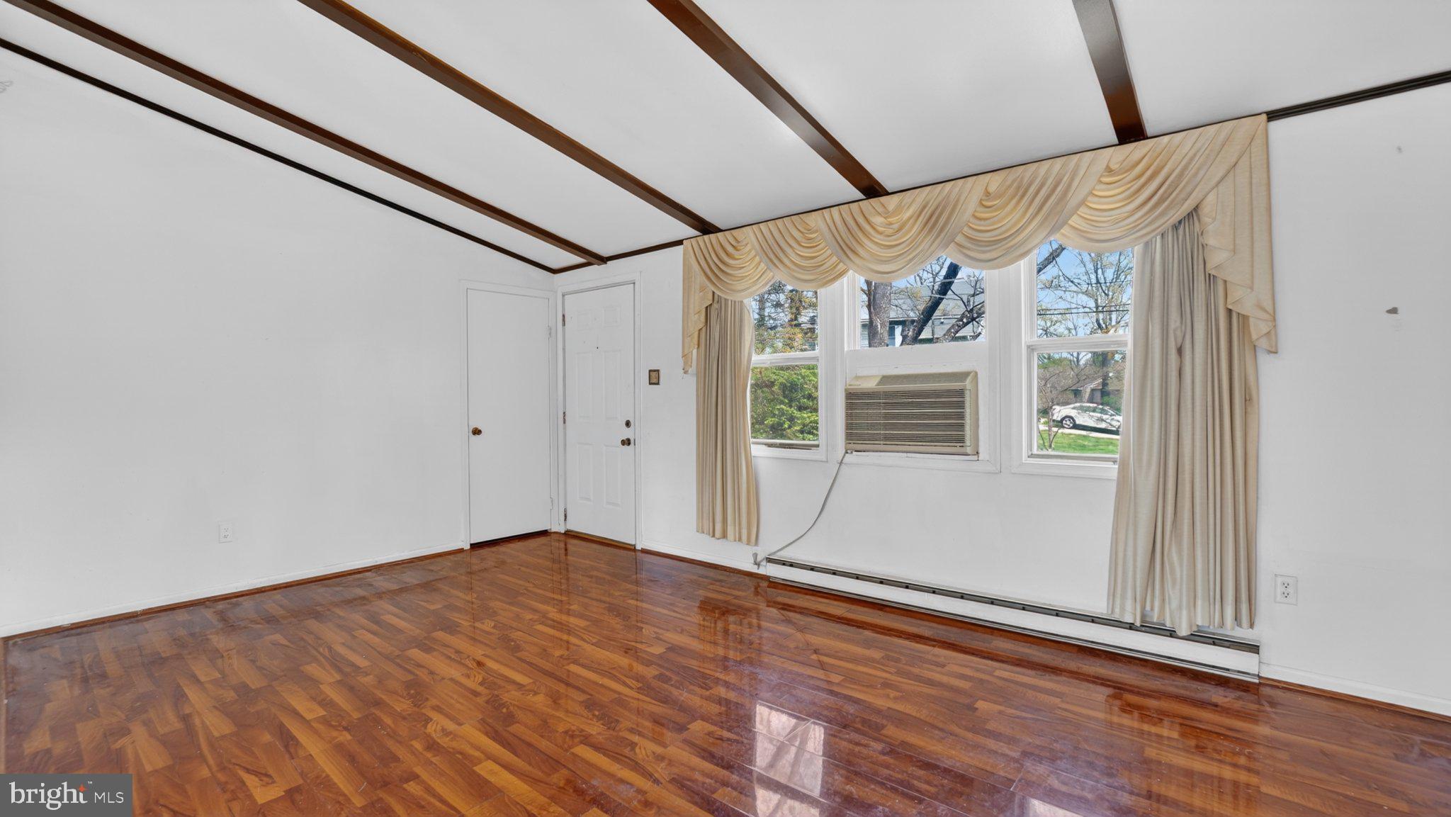 4 Boxwood Road Annapolis, MD 21403 - Photo 5 of 24 Bright and airy space with charm.