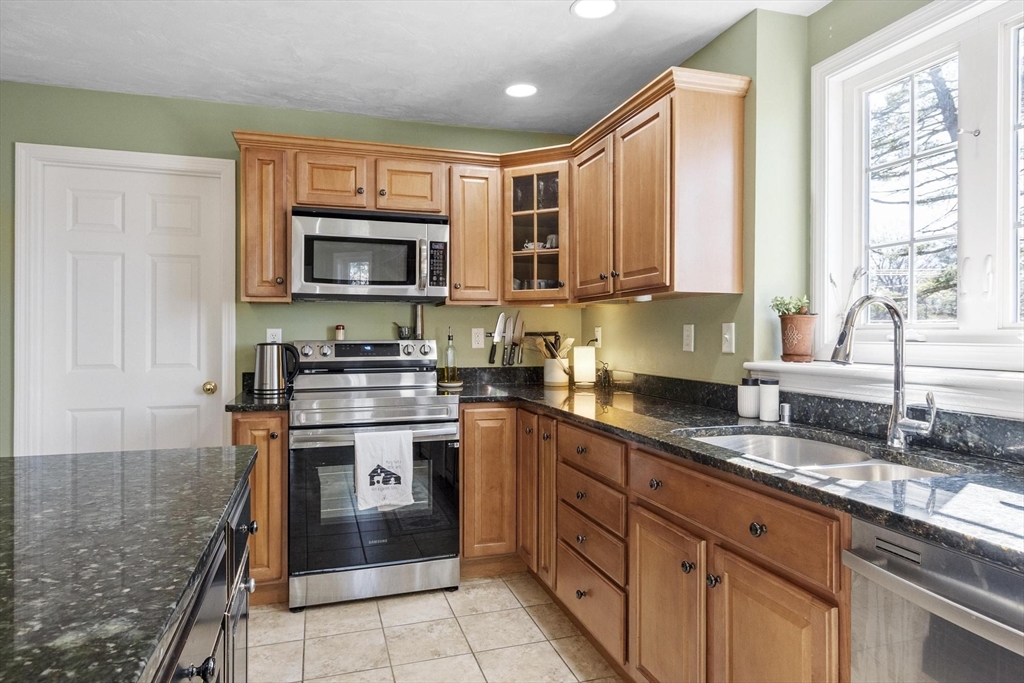 60 Redstone Hill Road Sterling, MA 01564 - Photo 19 of 41