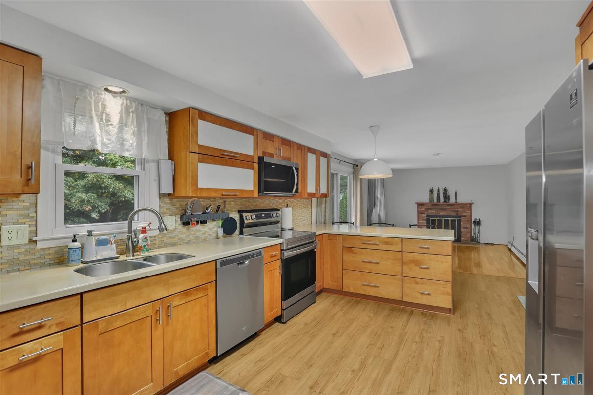 103 Grissom Road Manchester, CT 06042 - Photo 4 of 34 Gallery Image 4