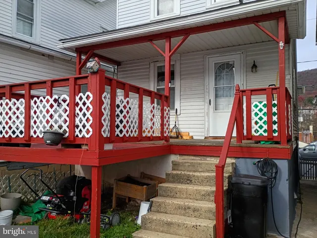 a view of entryway with a flower garden