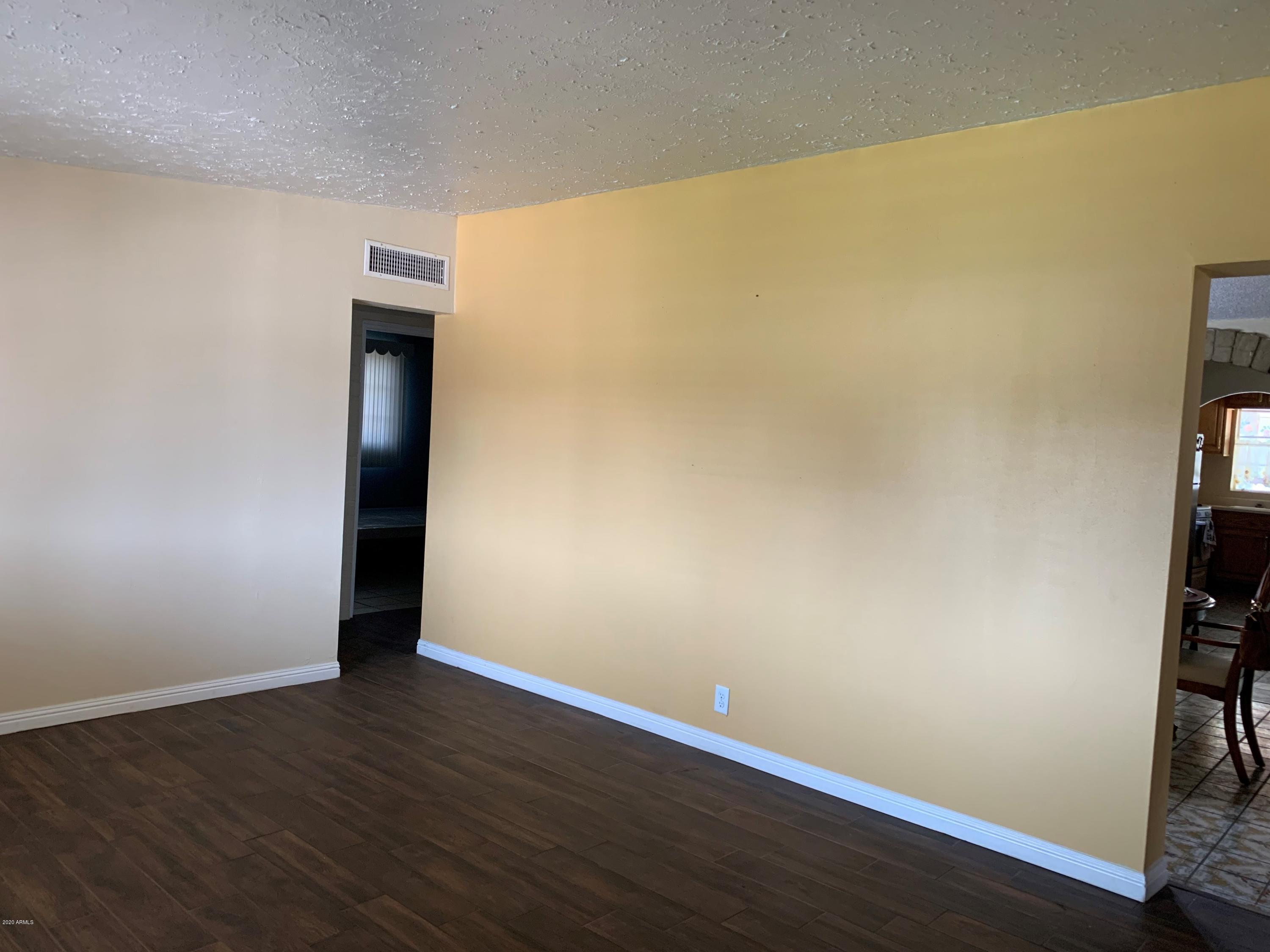 1634 West Roeser Road Phoenix, AZ 85041 - Photo 3 of 26 Living room