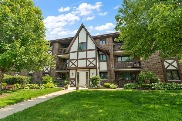 $225,900 | 8425 West 95th Street, Unit 27, Hickory Hills, IL 60457