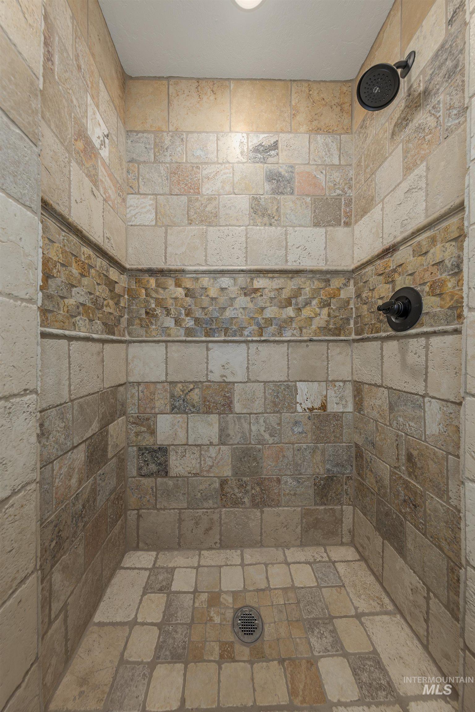 327 Macomb Road Weiser, ID 83672 - Photo 22 of 49 Bathroom featuring a tile shower