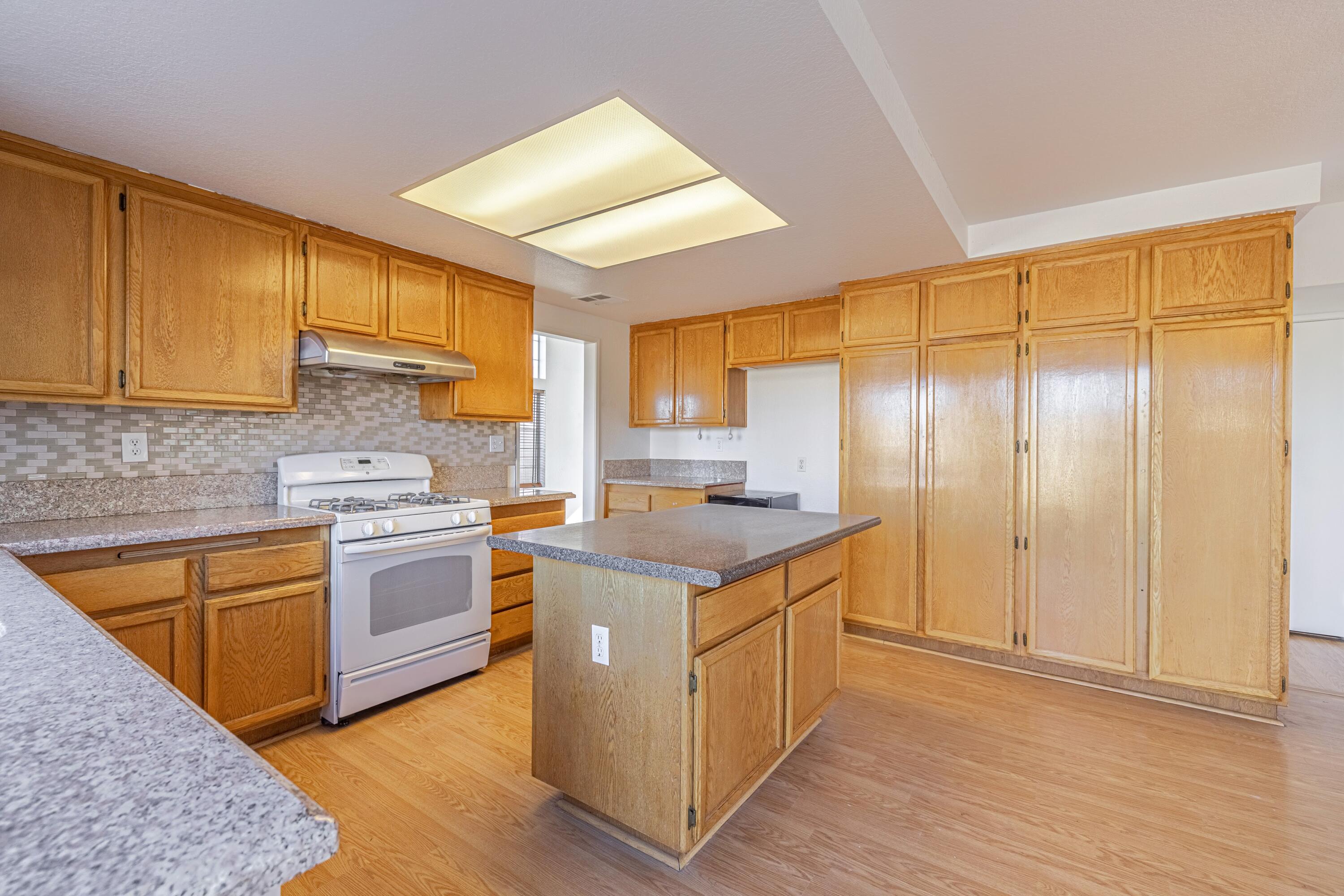 3141 Hampton Road Palmdale, CA 93551 - Photo 12 of 35 JMY_0237-HDR