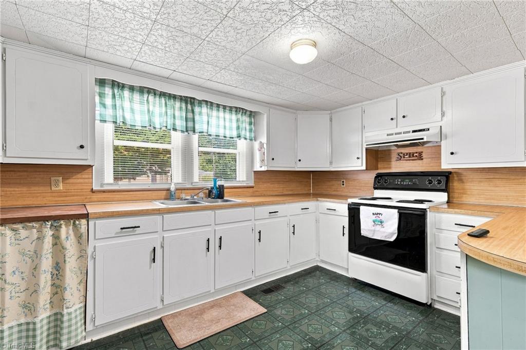127 South Fieldcrest Road Eden, NC 27288 - Photo 11 of 21 spacious kithcen