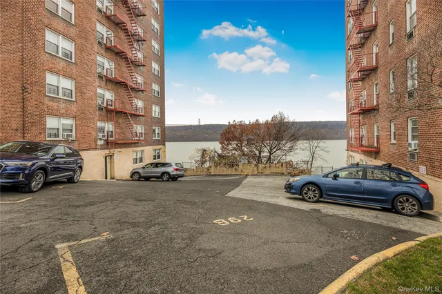 $149,900 | 679 Warburton Avenue, Unit 1M, Yonkers, NY 10701