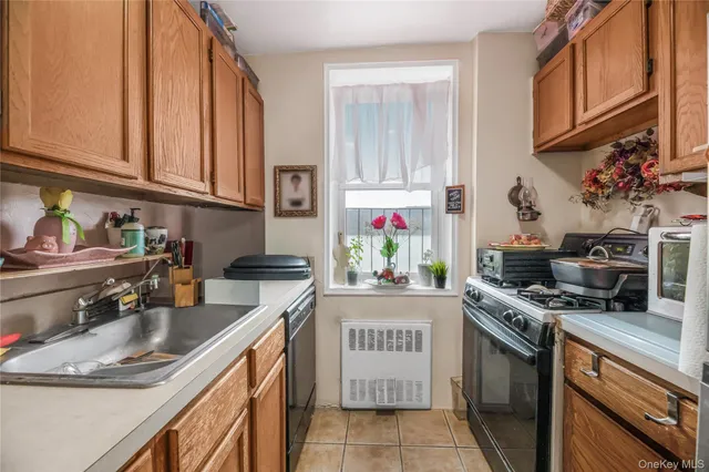 $149,900 | 679 Warburton Avenue, Unit 1M, Yonkers, NY 10701