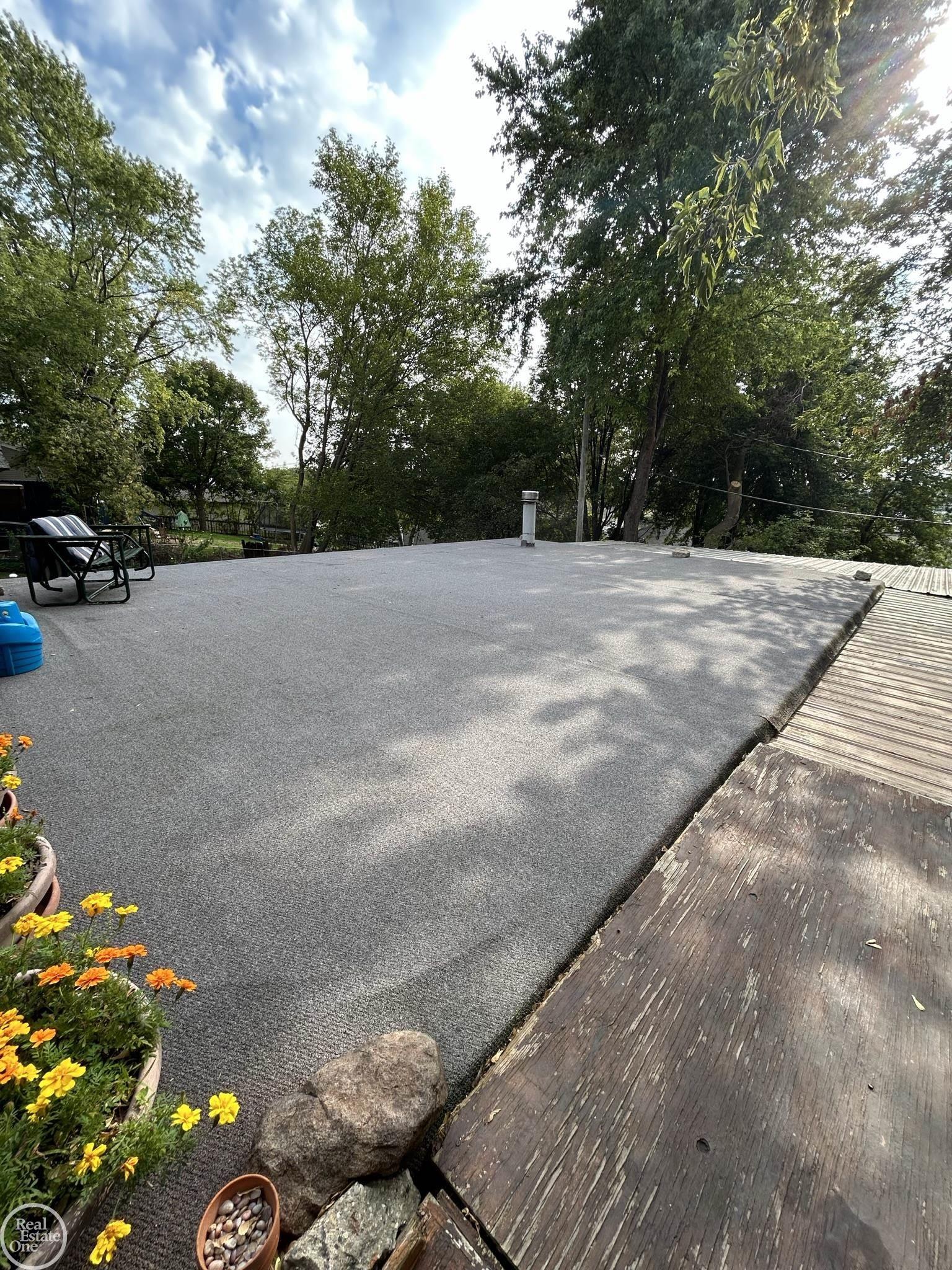 1839 Riverside Drive Port Huron, MI 48060 - Photo 6 of 31 50135537-967A3915-38CE-4CB6-BA32-D04DF2ACFDC8.JPG